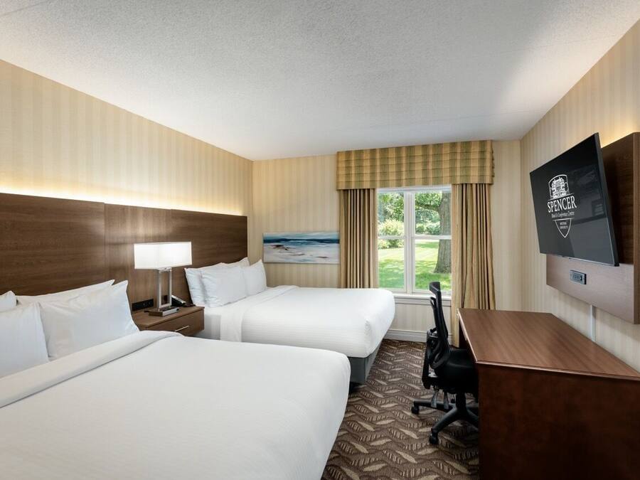 Quarto executivo, 2 camas Queen | Escrivaninha, espaço de trabalho para notebook, cortinas blackout