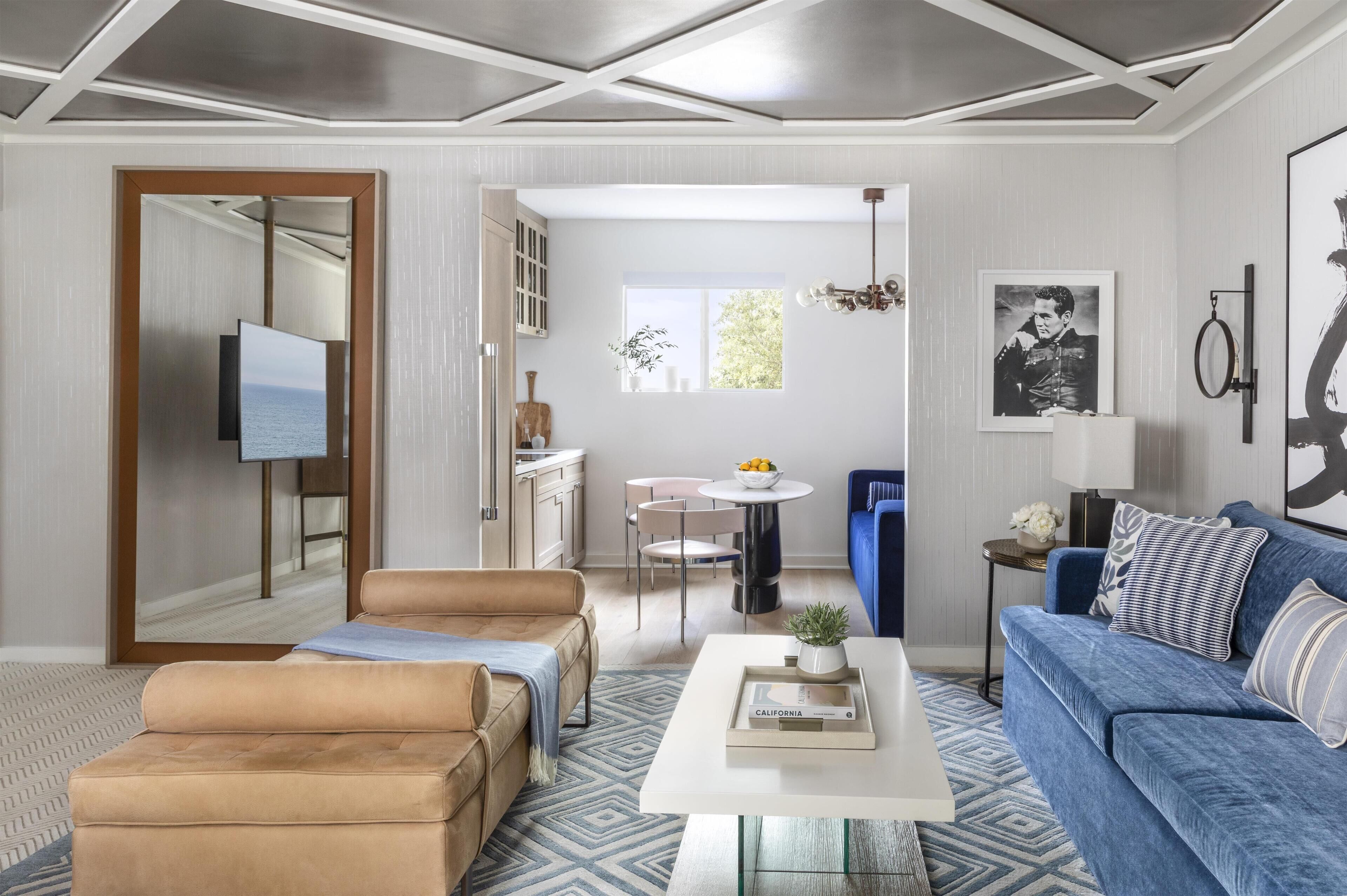 Suite, 1 habitación, cocina (Coastal) | Área de sala de estar | Televisión de plasma de 65 pulgadas con canales por cable y televisión 