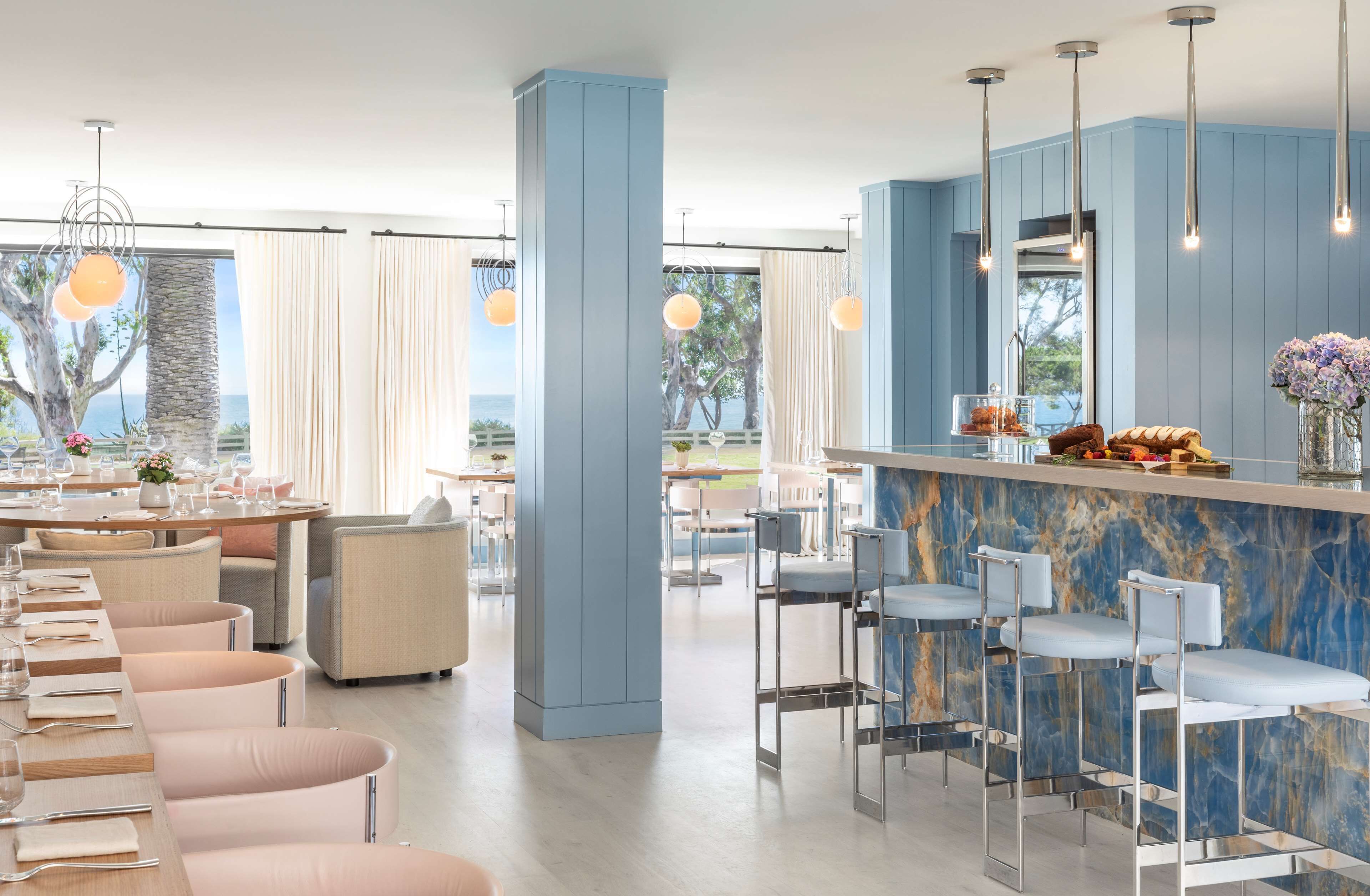 2 restaurants, breakfast served