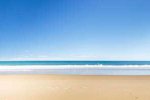 Beach nearby, beach umbrellas, beach towels, beach yoga - Oceana Santa Monica, LXR Hotels & Resorts (Santa Monica)