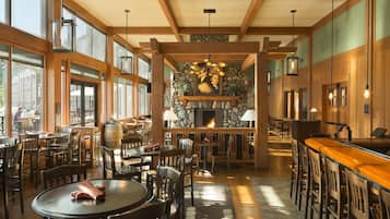 3 restaurantes; se sirve desayuno, almuerzo y cena; cocina americana