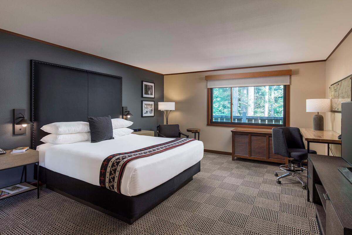 Premium bedding, desk, blackout drapes, soundproofing