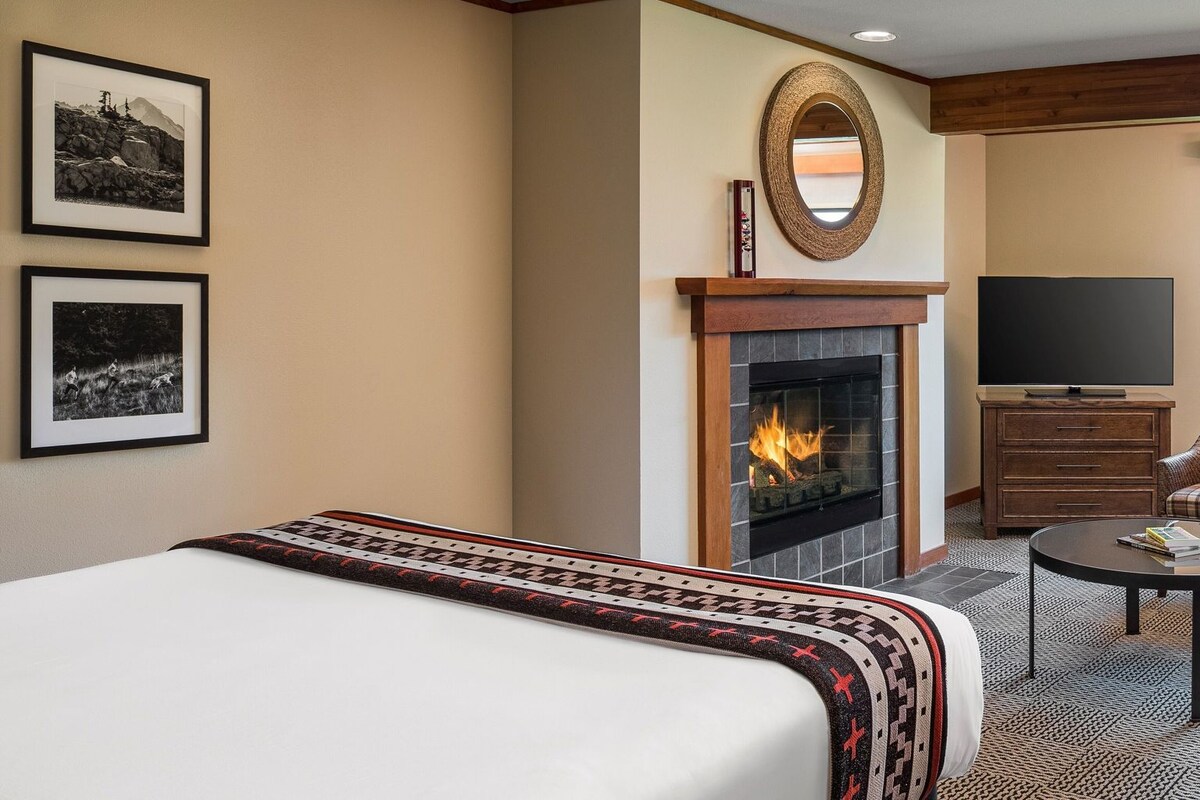 Premium bedding, desk, blackout drapes, soundproofing