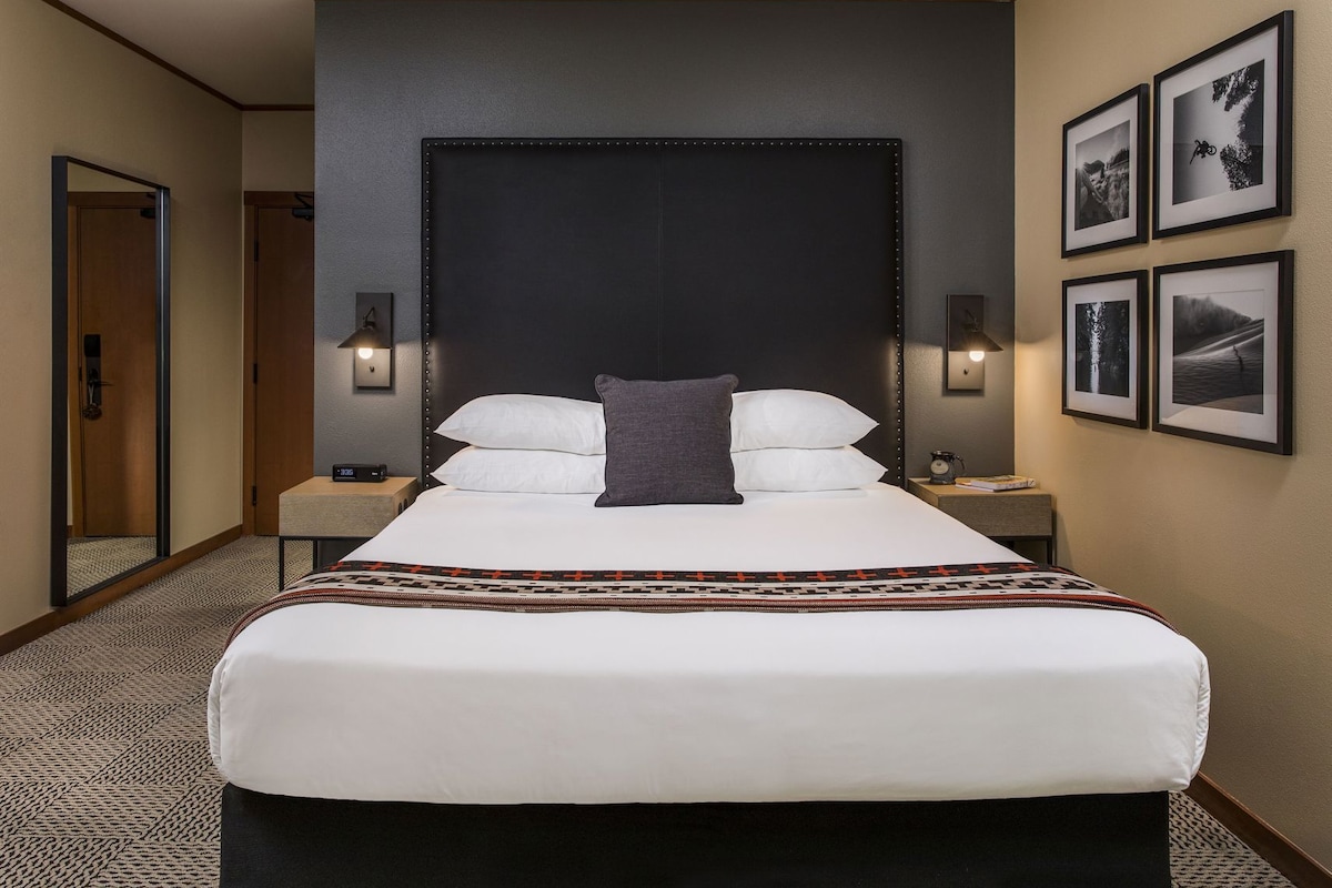 Premium bedding, desk, blackout drapes, soundproofing
