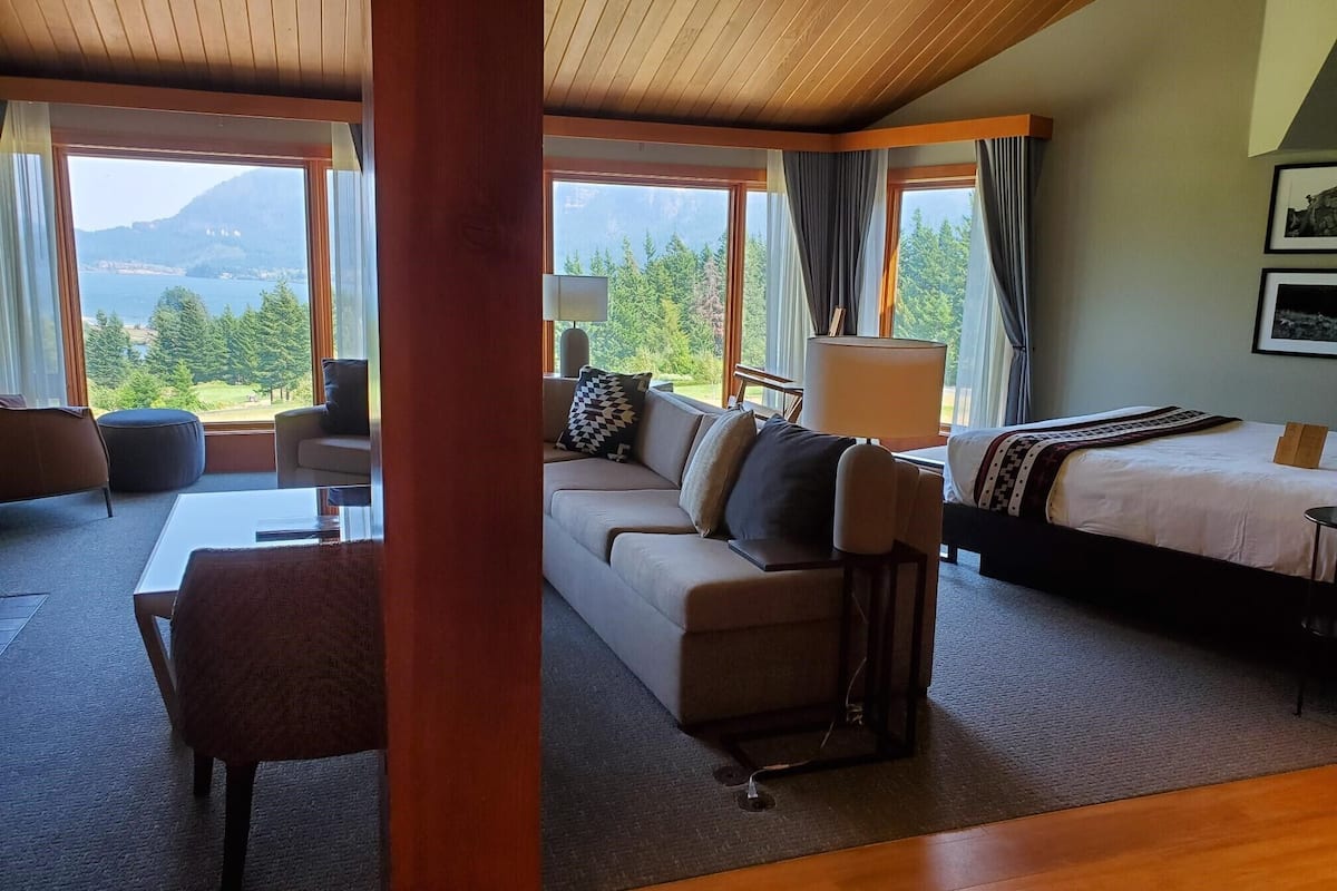 Suite (Hood River) | Premium bedding, in-room safe, desk, blackout drapes