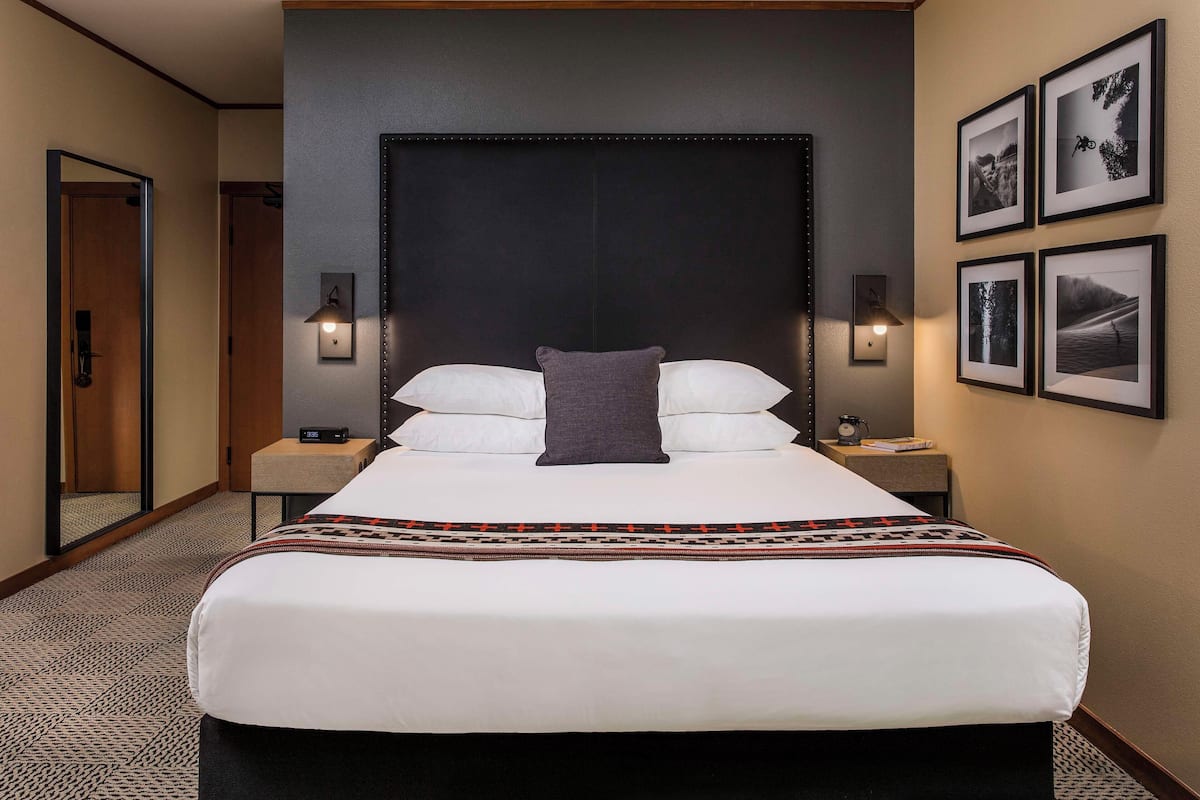 Ropa de cama de alta calidad, escritorio y cortinas blackout