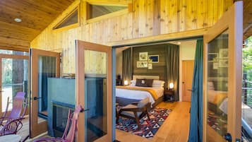 Casa en un árbol (Spruce) | Ropa de cama de alta calidad, caja fuerte, escritorio y cortinas opacas