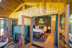 Tree House (Spruce) | Premium bedding, desk, blackout drapes, soundproofing - Skamania Lodge (Stevenson)