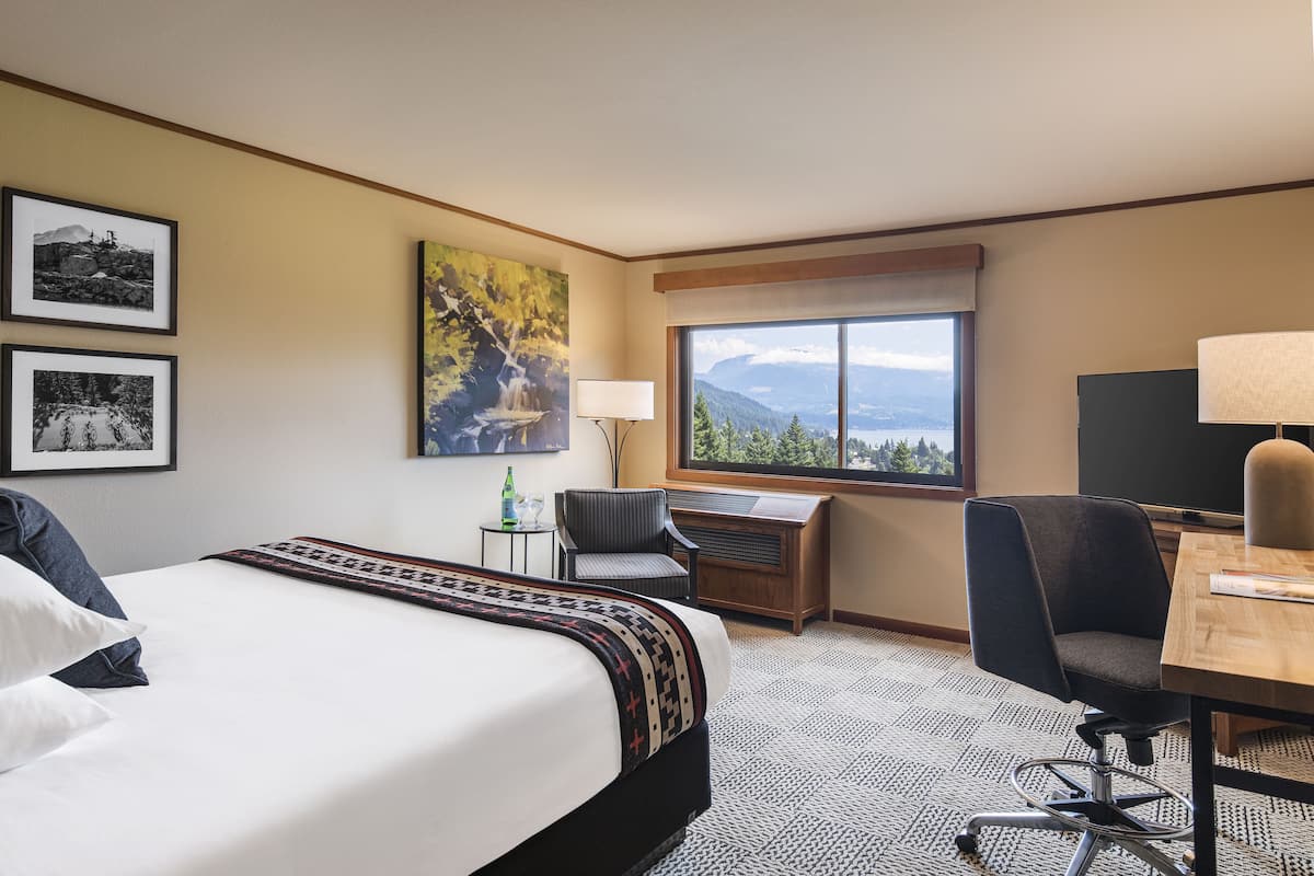 Premium bedding, in-room safe, desk, blackout drapes