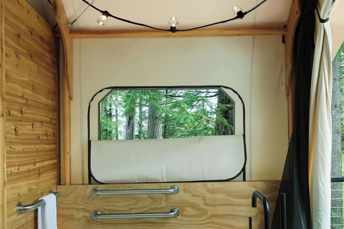 Ropa de cama de alta calidad, escritorio y cortinas blackout
