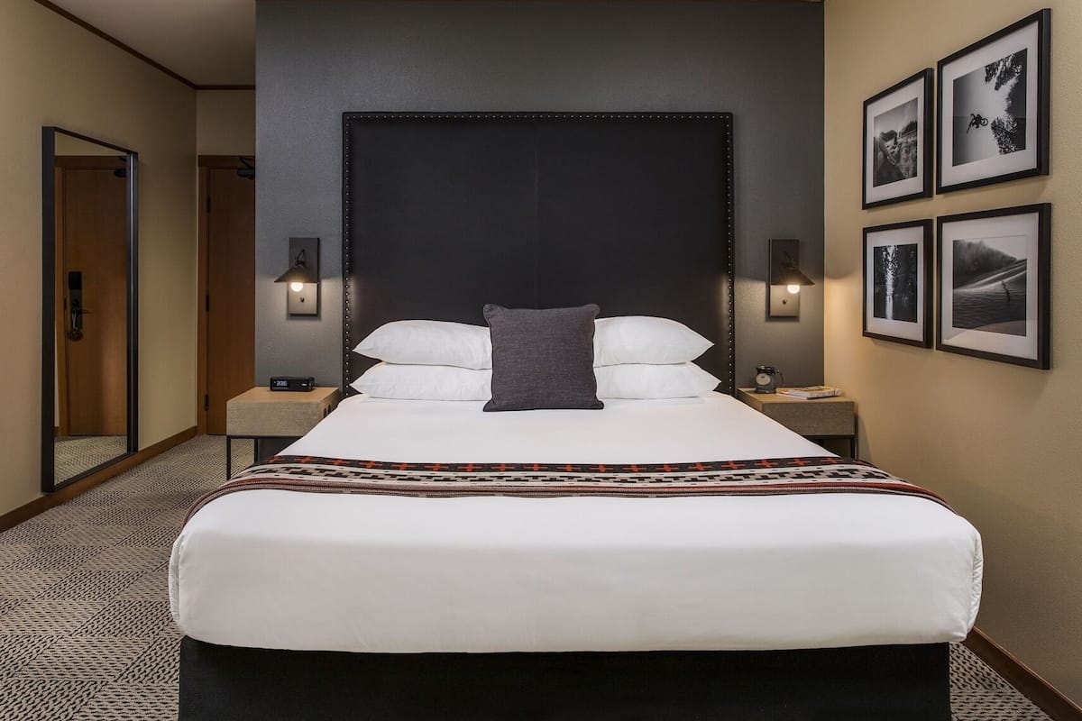 Roupas de cama premium, escrivaninha, cortinas blackout