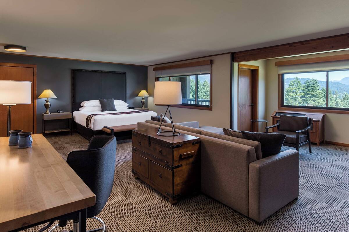 Premium bedding, desk, blackout drapes, soundproofing