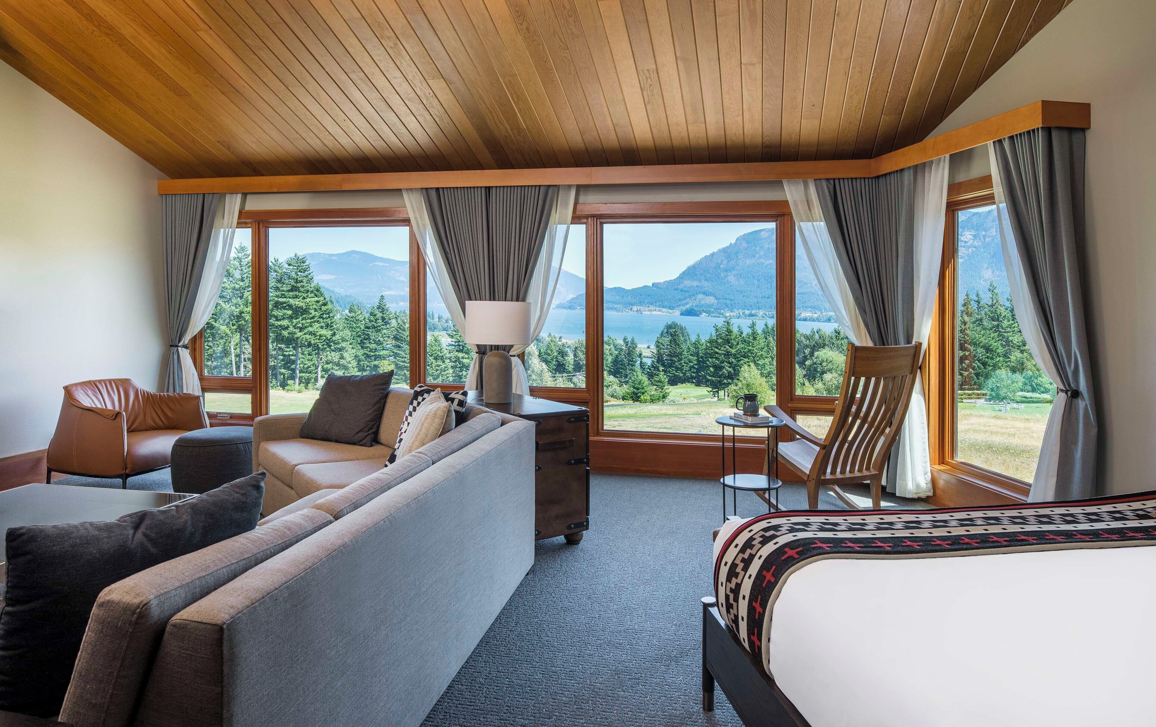 Suite (Hood River) | Premium bedding, desk, blackout drapes, soundproofing