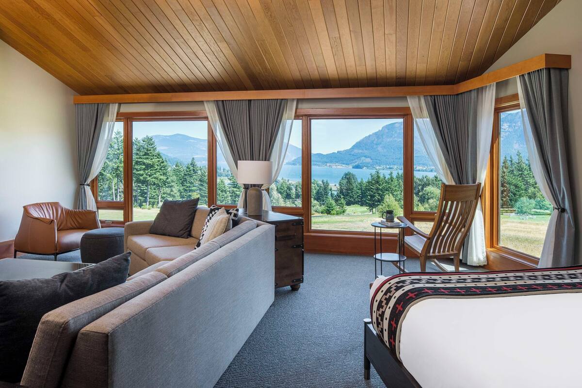 Suite (Hood River) | Premium bedding, desk, blackout drapes, soundproofing