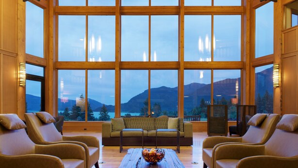 A spacious room with large windows, a wooden coffee table, and two sofas. - Skamania Lodge (Stevenson)