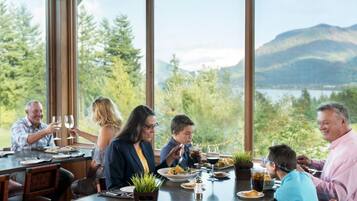3 restaurants; breakfast, lunch, dinner, and brunch served