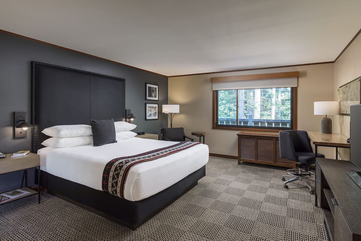 Premium bedding, in-room safe, desk, blackout drapes