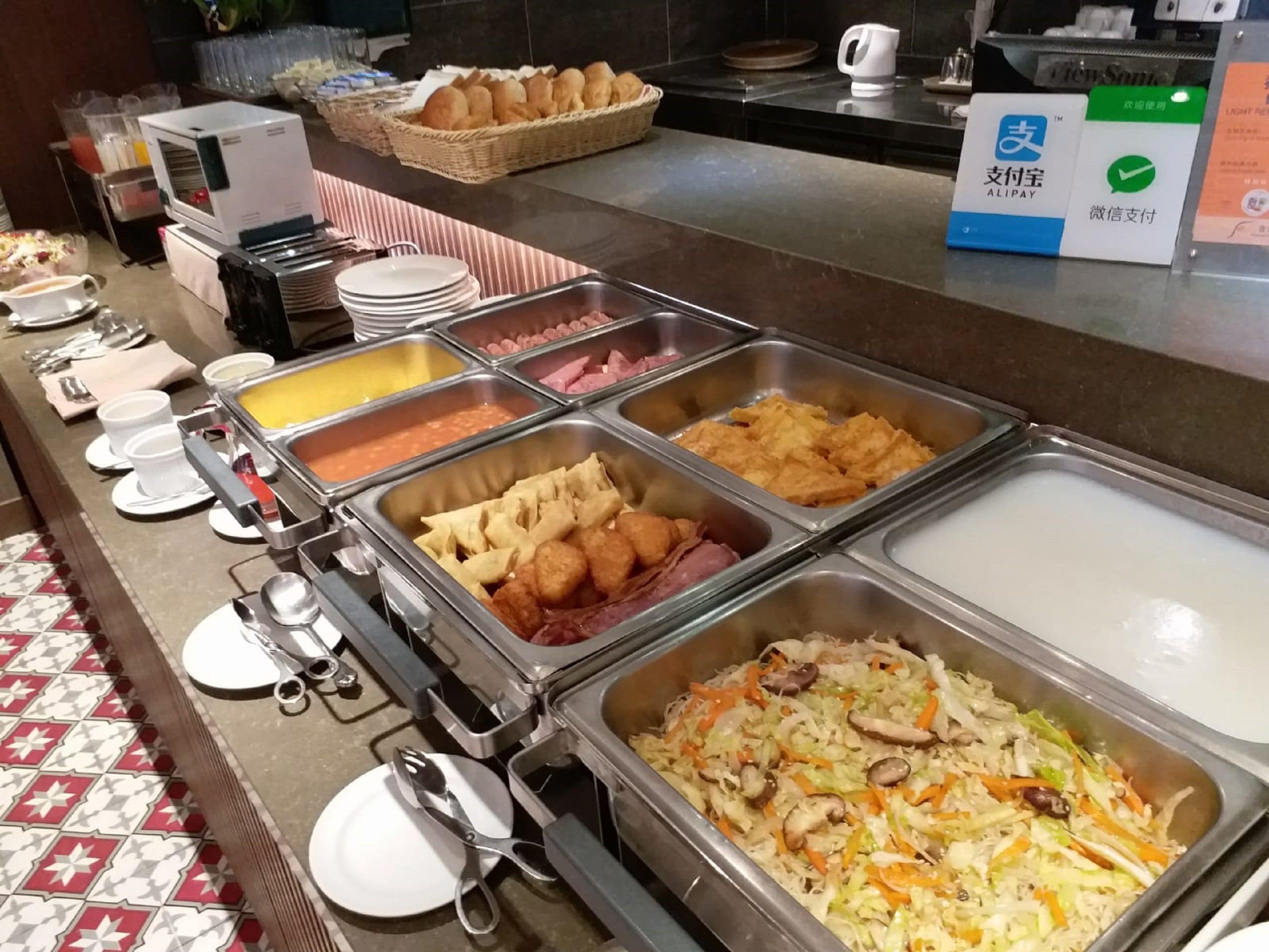 逢周一至周五供应当地美食早餐（每人 HKD 60）