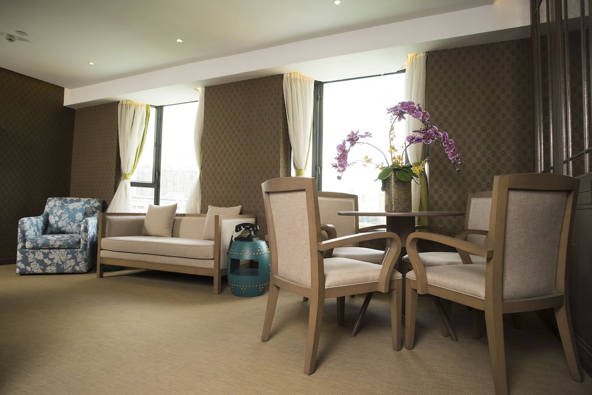 Suite | Living room | 32-inch LED TV with digital channels, TV