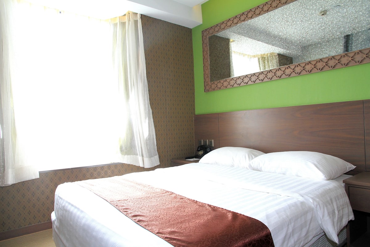 In-room safe, desk, blackout drapes, WiFi (free)