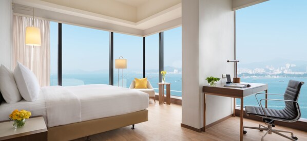 Suite Deluxe, vista al puerto | Ropa de cama de alta calidad y caja de seguridad en la habitación 