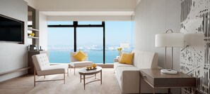 Suite Deluxe, vista al puerto | Sala de estar | Televisión LCD 