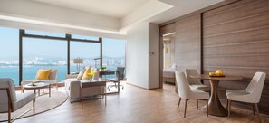 Suite Deluxe, vista al puerto | Área de sala de estar | Televisión LCD 