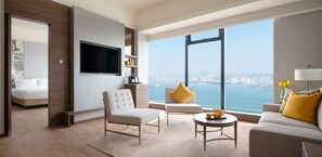 Deluxe Harbour View Suite | Premium bedding, in-room safe, iron/ironing board, free WiFi - Island Pacific Hotel (Hong Kong)