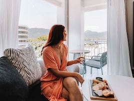 Roupas de cama antialérgicas, frigobar, cofres nos quartos, escrivaninha