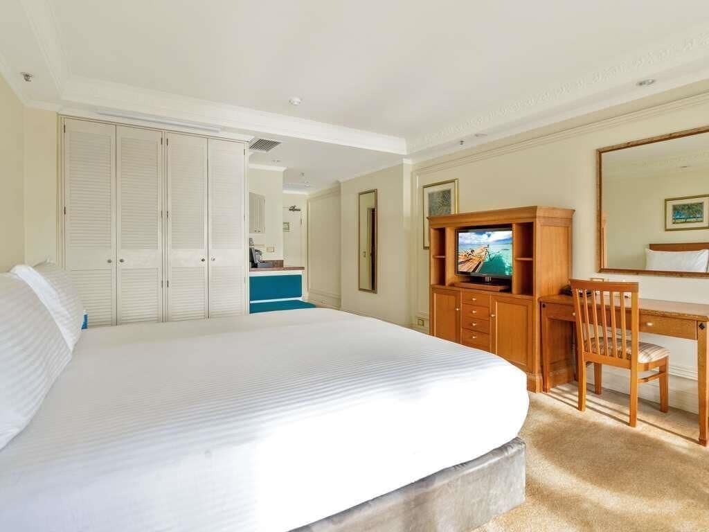 Classic Room, 1 Queen Bed, Mountain View | Hypo-allergenic bedding, minibar, in-room safe, desk