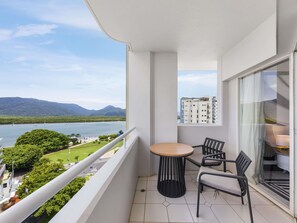 Hypo-allergenic bedding, minibar, in-room safe, desk - Pullman Cairns International (Cairns)