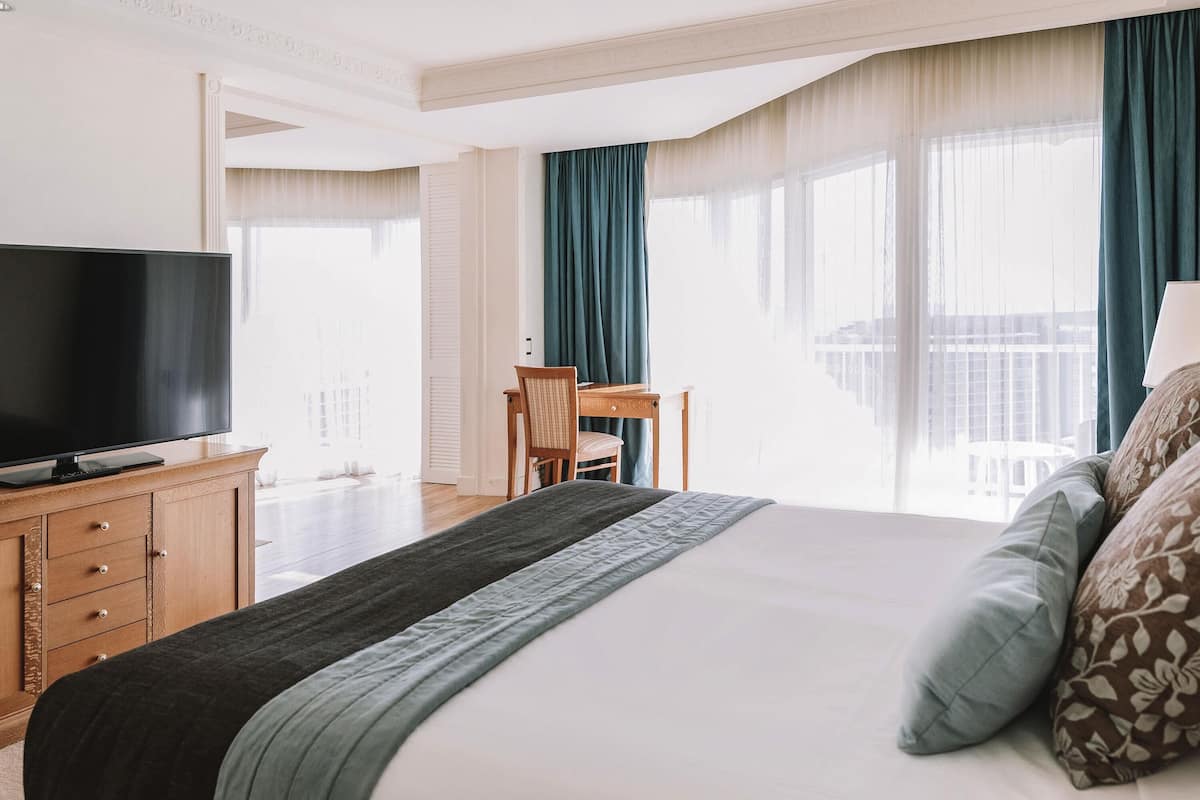 Superior Suite (Executive) | Hypo-allergenic bedding, minibar, in-room safe, desk