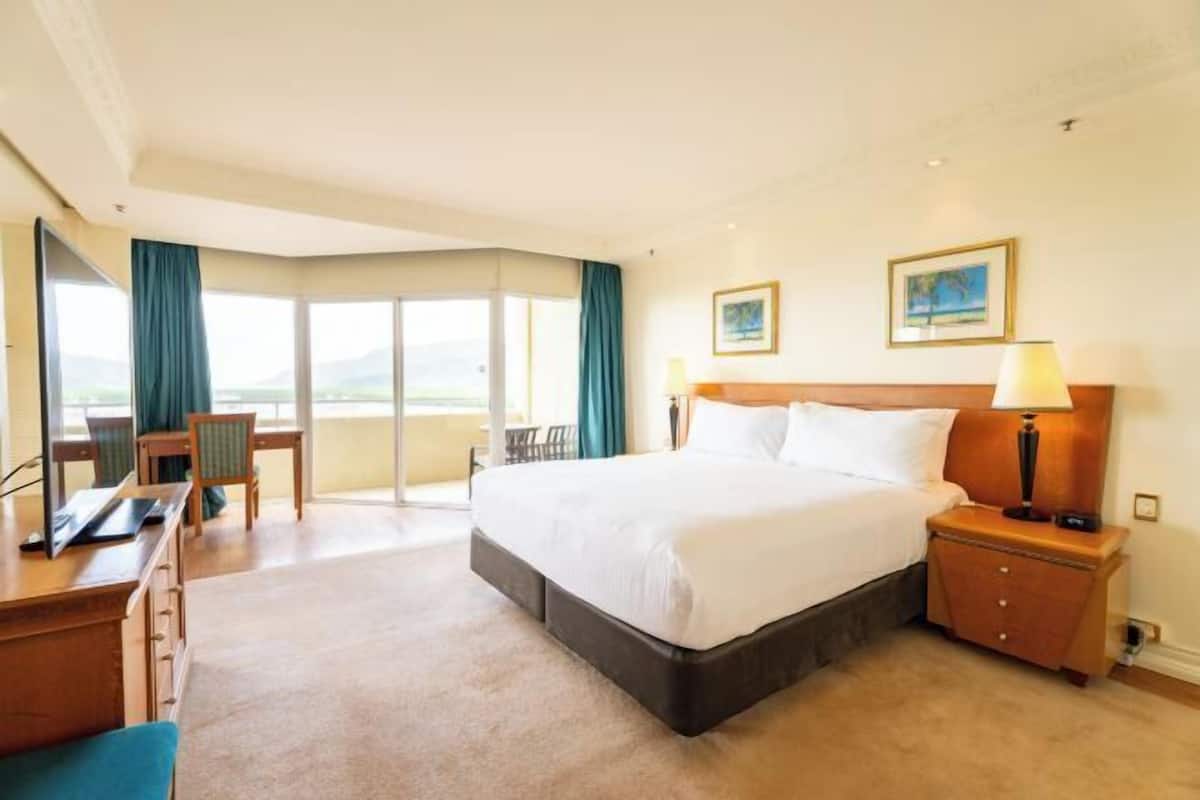 Hypo-allergenic bedding, minibar, in-room safe, desk