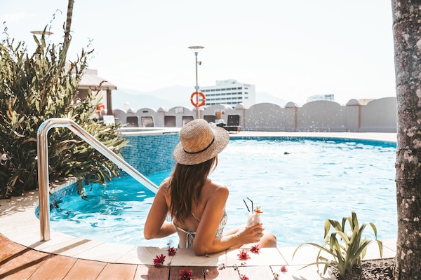 Poolside bar