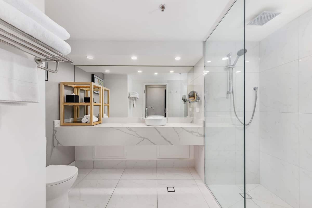 Roba de llit hipoal·lergògena, minibar i caixa forta a l'habitació
