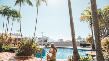 Kolam renang outdoor, dengan kursi berjemur