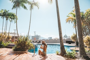 Piscine extérieure, chaises longues