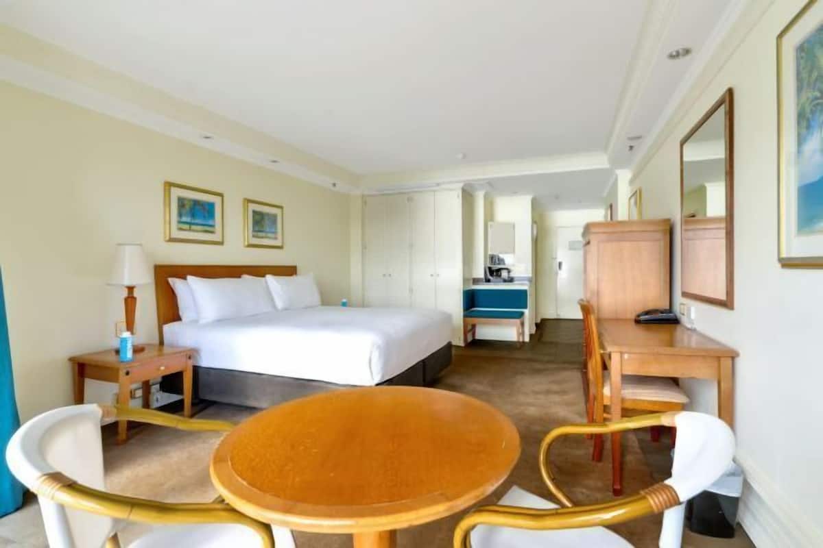 Hypo-allergenic bedding, minibar, in-room safe, desk