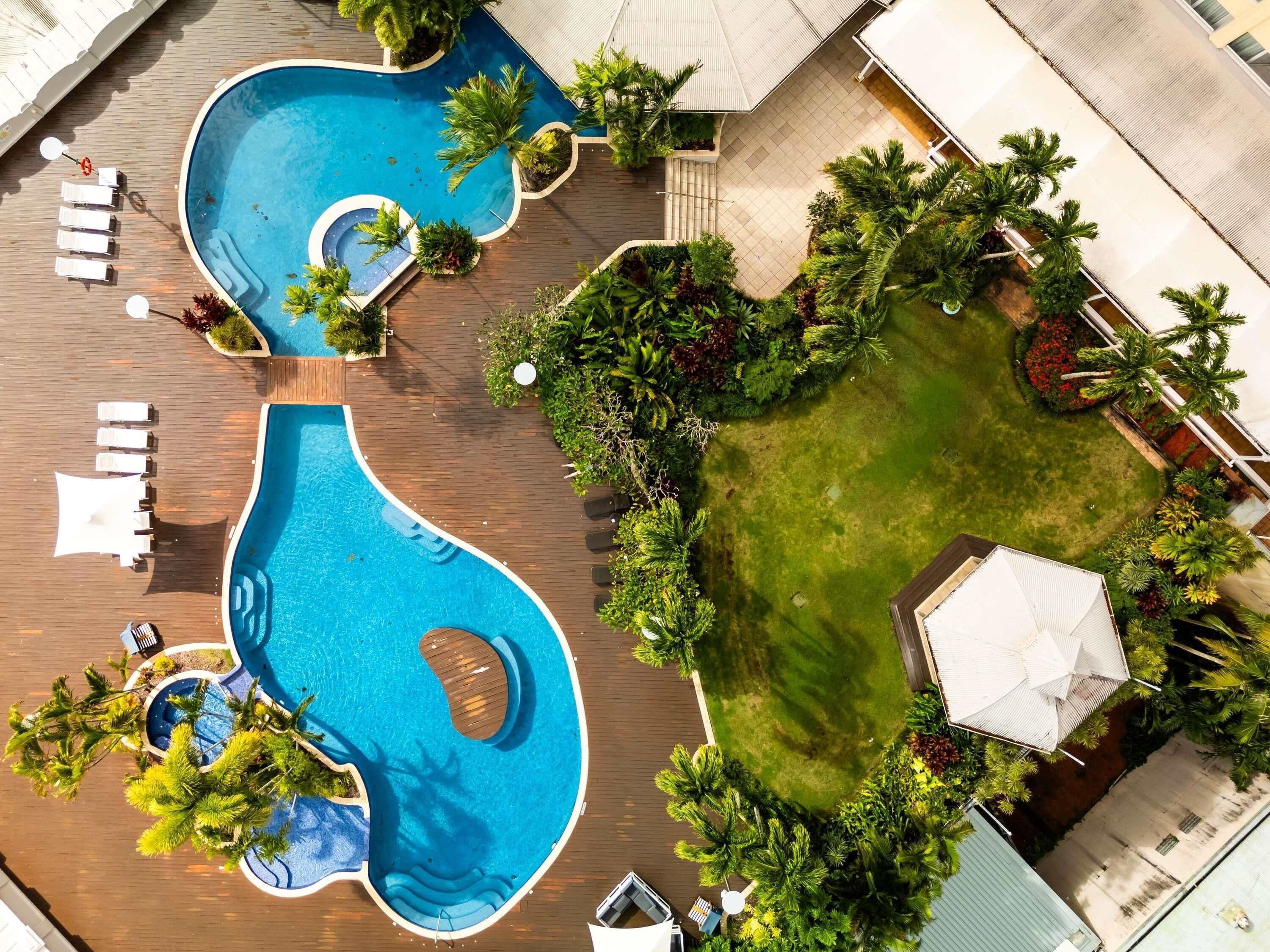 Utomhuspool med öppettider 06.30 till 22.00, och solstolar