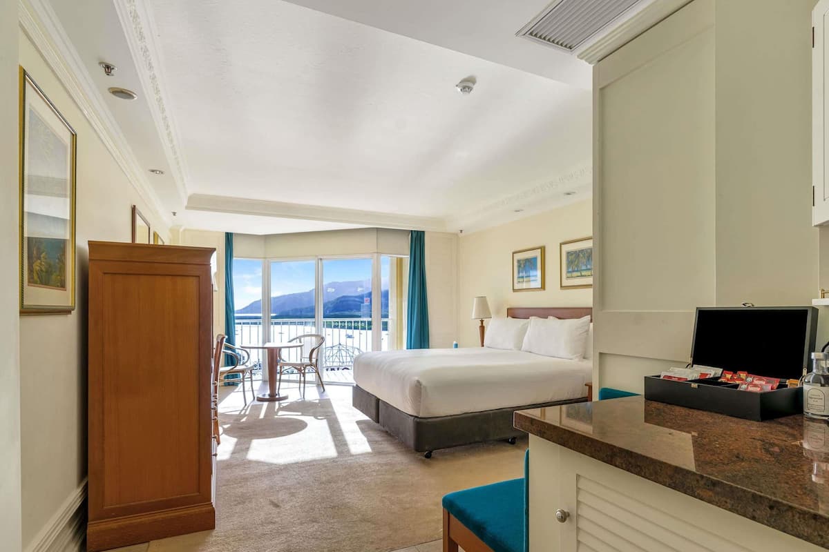 Allergitestet sengetøy, minibar, safe på rommet og skrivebord