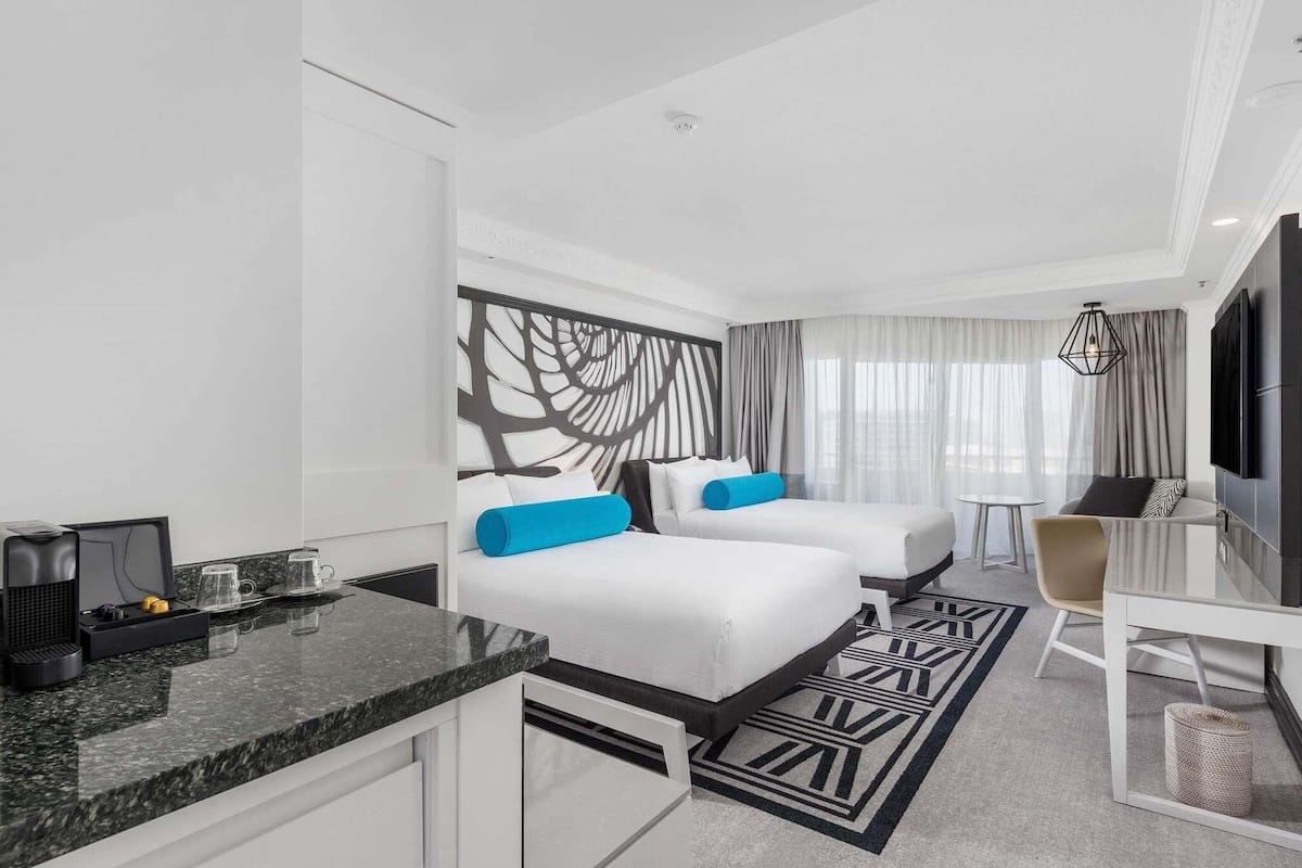 Habitación Deluxe con 2 camas individuales, 2 camas matrimoniales, vista al puerto | Ropa de cama hipoalergénica y minibar