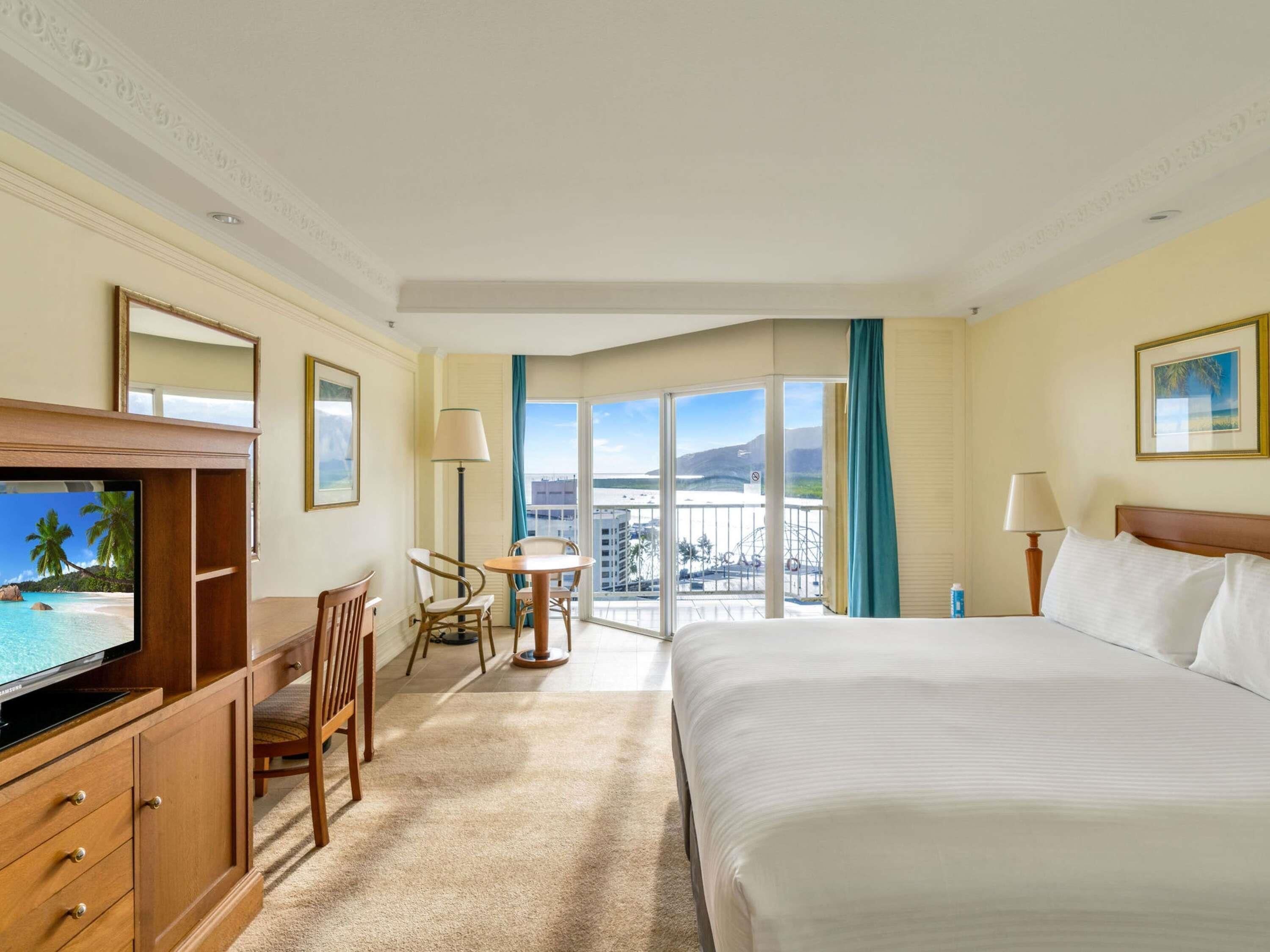 Classic Room, 1 Queen Bed, Harbor View | Hypo-allergenic bedding, minibar, in-room safe, desk