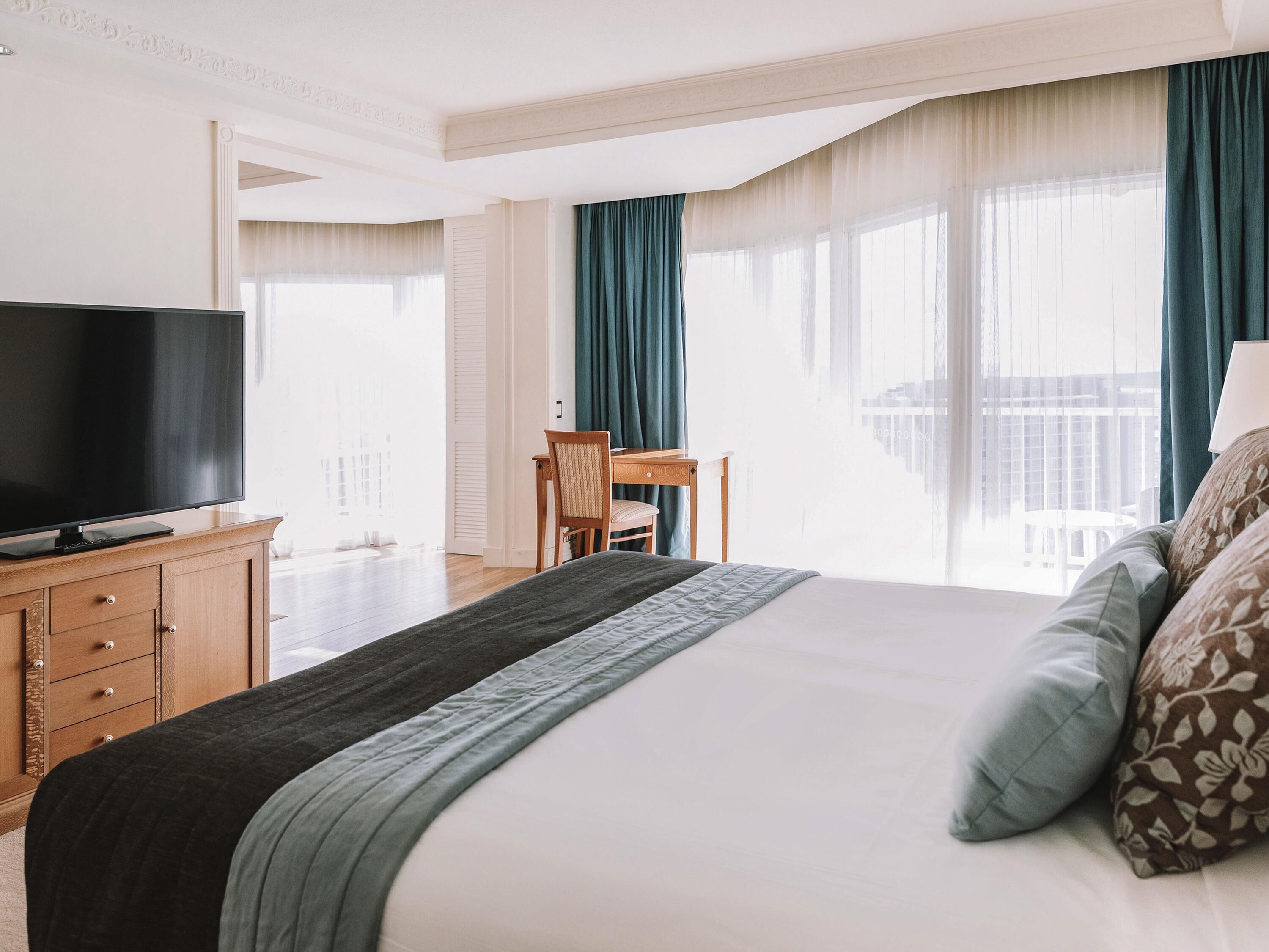 Superior Suite (Executive) | Hypo-allergenic bedding available, minibar, in-room safe, desk
