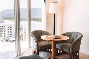 Roba de llit hipoal·lergògena, minibar i caixa forta a l'habitació 