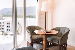 Roba de llit hipoal·lergògena, minibar i caixa forta a l'habitació