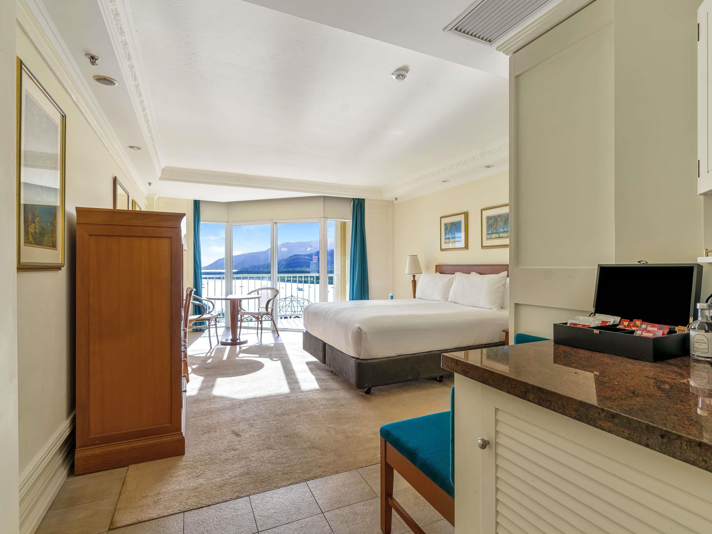 Executive Suite, Mountain View | Hypo-allergenic bedding available, minibar, in-room safe, desk