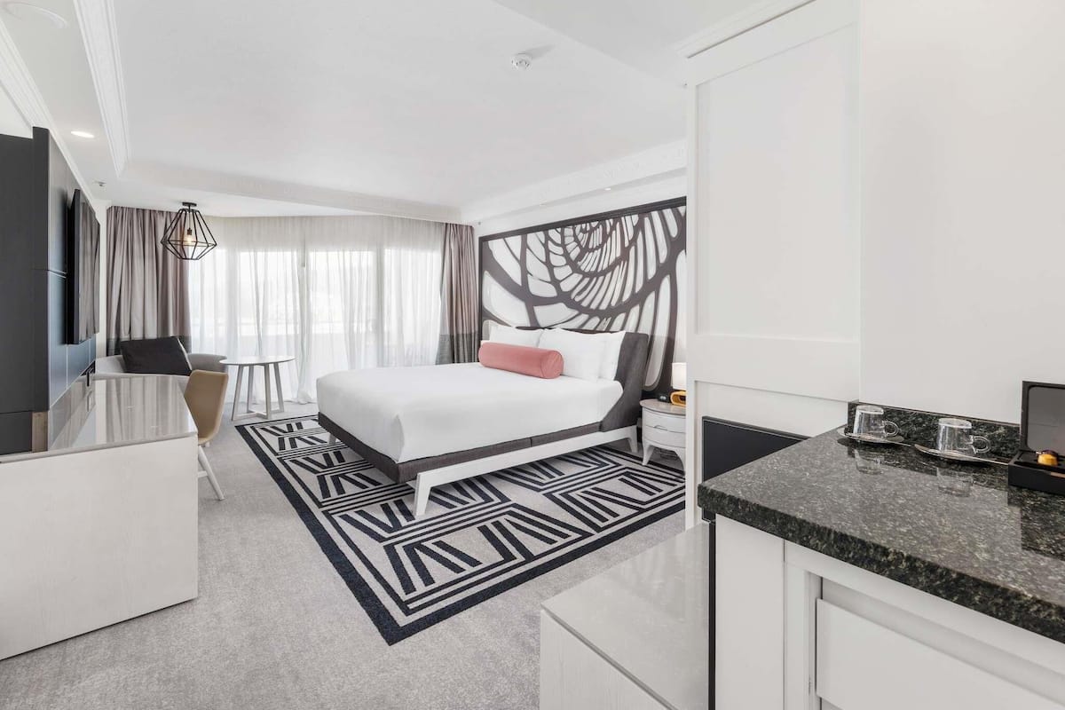 Habitación superior, 1 cama King size, vista a la montaña | Ropa de cama hipoalergénica y minibar