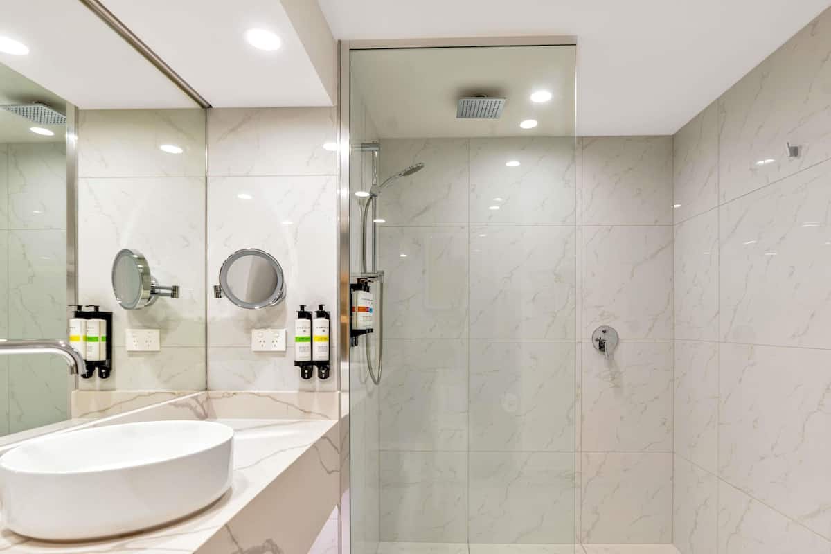 Habitació superior, 1 llit de matrimoni gran, vistes a la muntanya | Roba de llit hipoal·lergògena, minibar i caixa forta a l'habitació