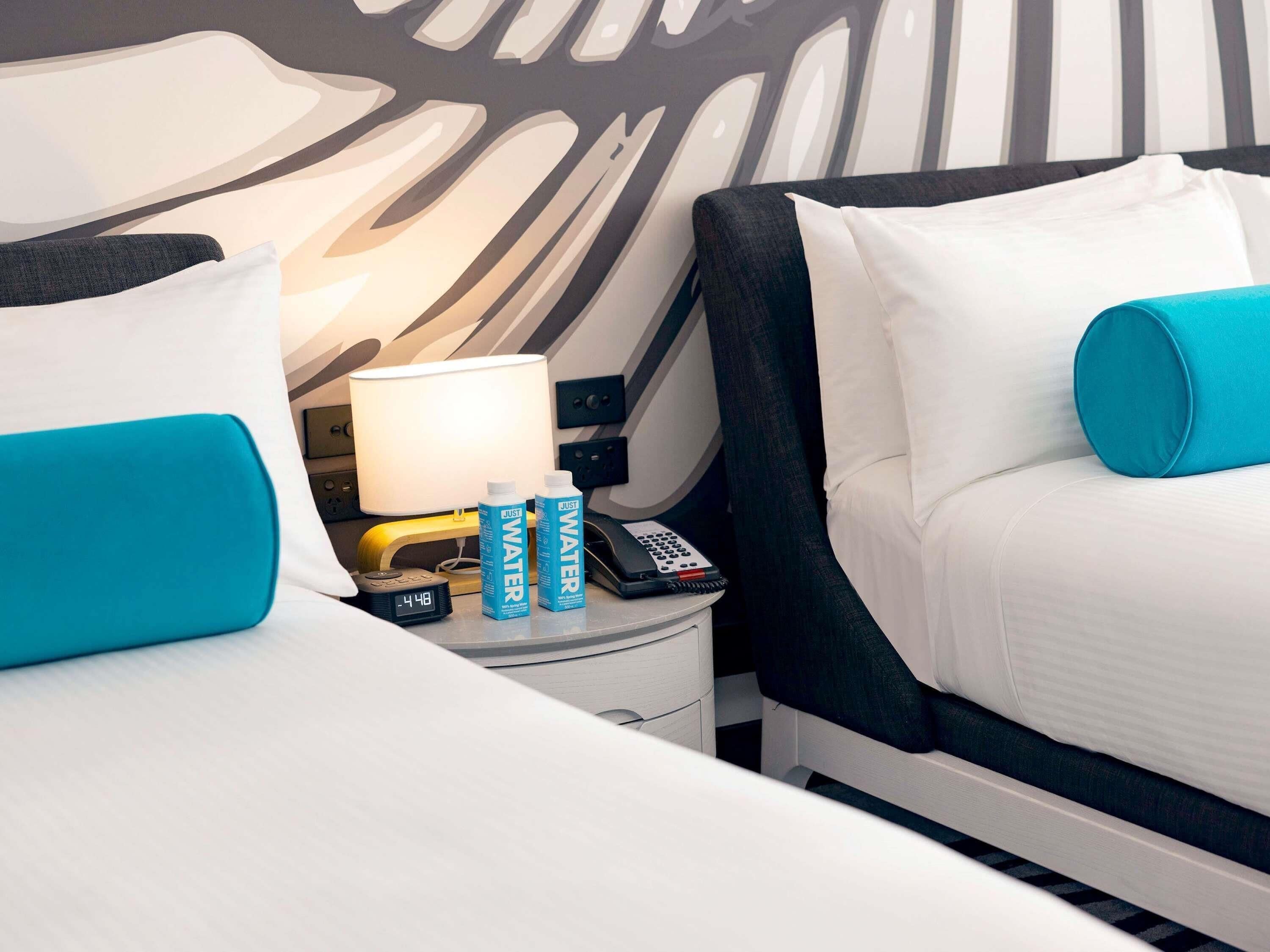 Rejuvenated Deluxe Room Twin, Harbour View | Hypo-allergenic bedding, minibar, in-room safe, desk