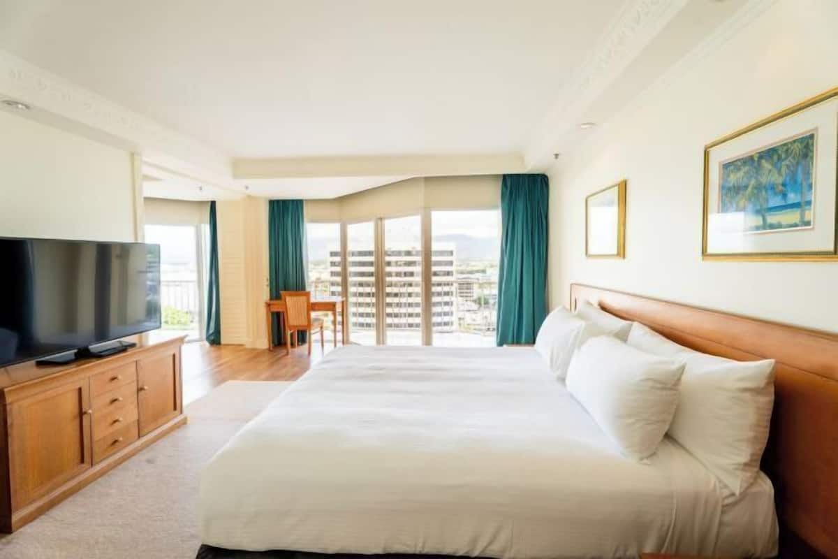 Hypo-allergenic bedding, minibar, in-room safe, desk